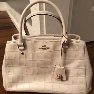 Perfect COACH tote 👜 for any season!! 💁🏼‍♀️